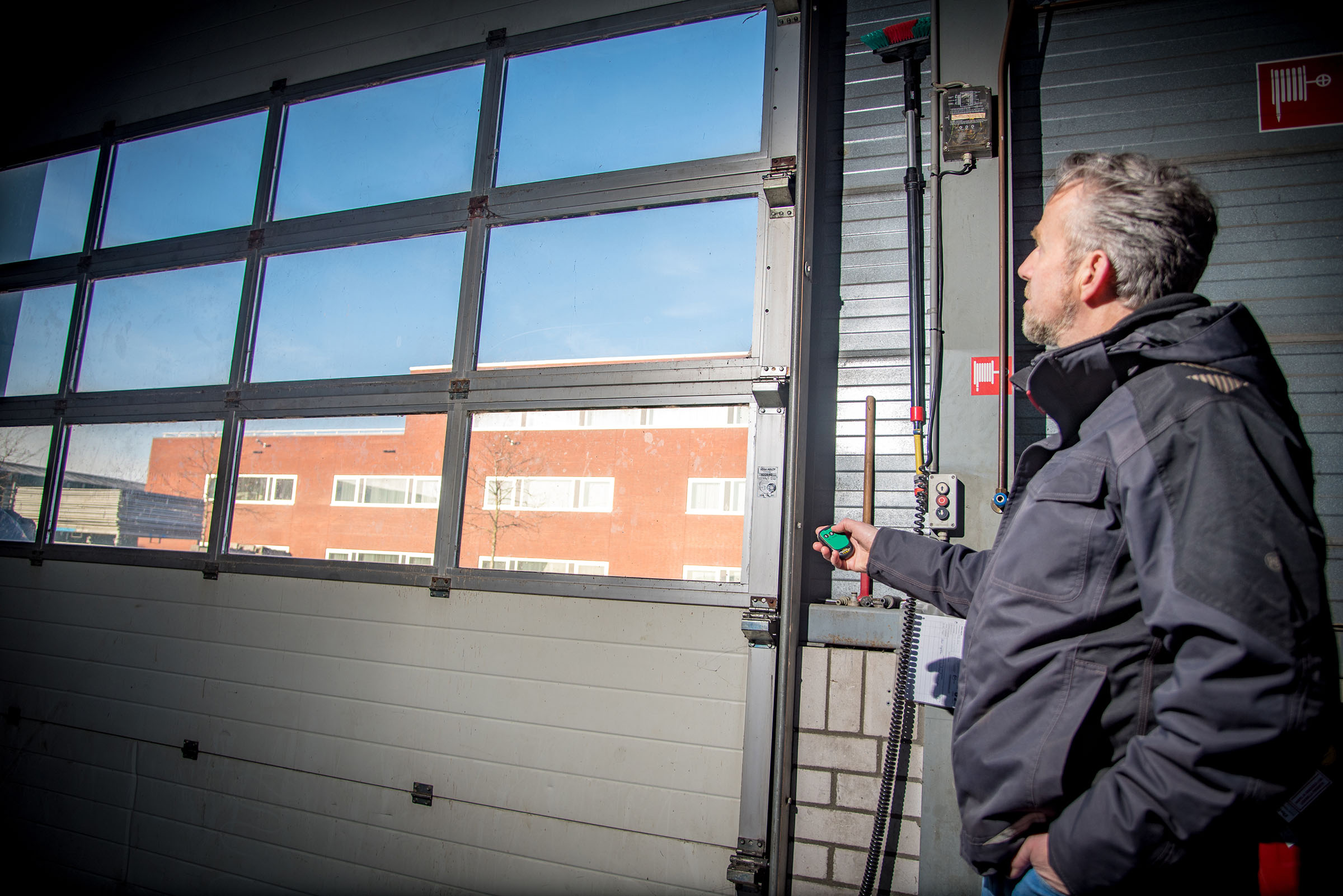 Arbeider åpner port med radiostyring fra Tele Radio