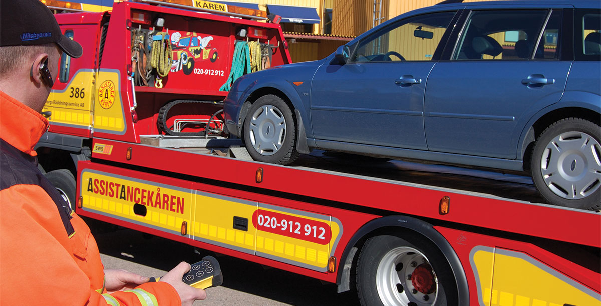 Ein Auto sicher mit einer Funkfernsteuerung abschleppen.